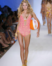 Valentines Day Lingerie Fashion Show pics Image 6