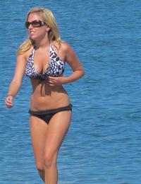 A busty cutie at the Little Palm Image 3