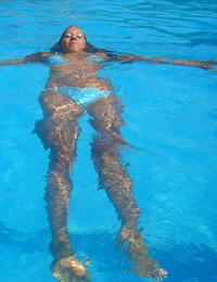 A girl going naked on the Orient Image 7