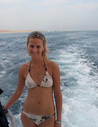 Bikini cutie flashing on the Kuta Image 9