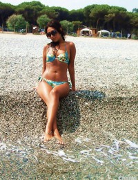 Bikini cutie flashing on the Kuta Image 11