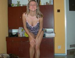 Sexy suspenders British girls wearing nylons & lingerie pictures Image 4