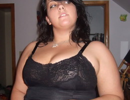 Sexy chubby blonde lady ahare her private photos gallery Image 3