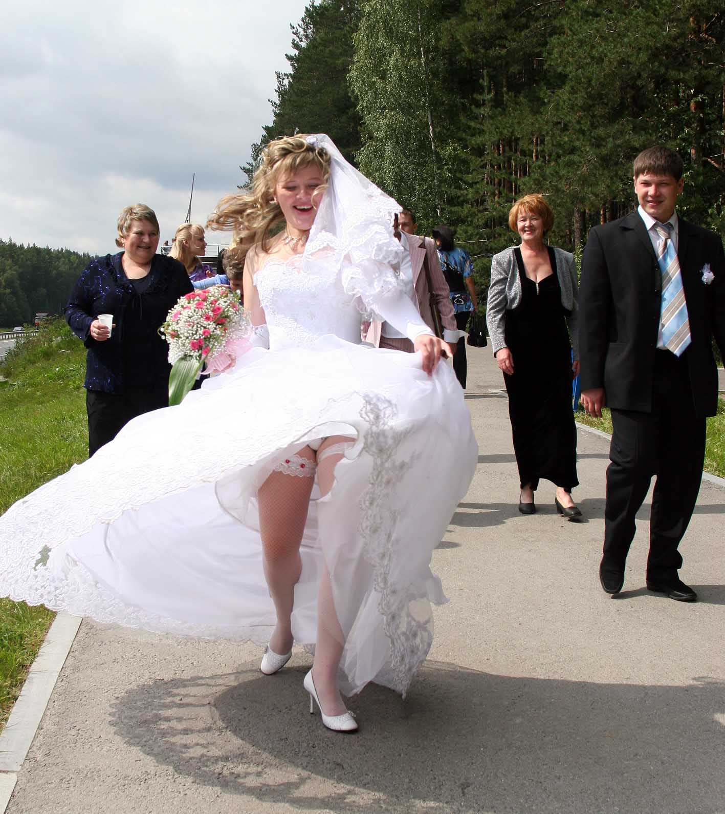 Невеста перед свадьбой развлекается