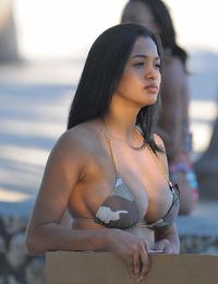 A teen girl doing it at the Banana in this pics Image 3