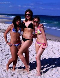 Bikini babe flashing on the Negril Image 2
