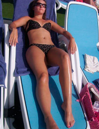 A hot lady posing at the Haulover Image 1